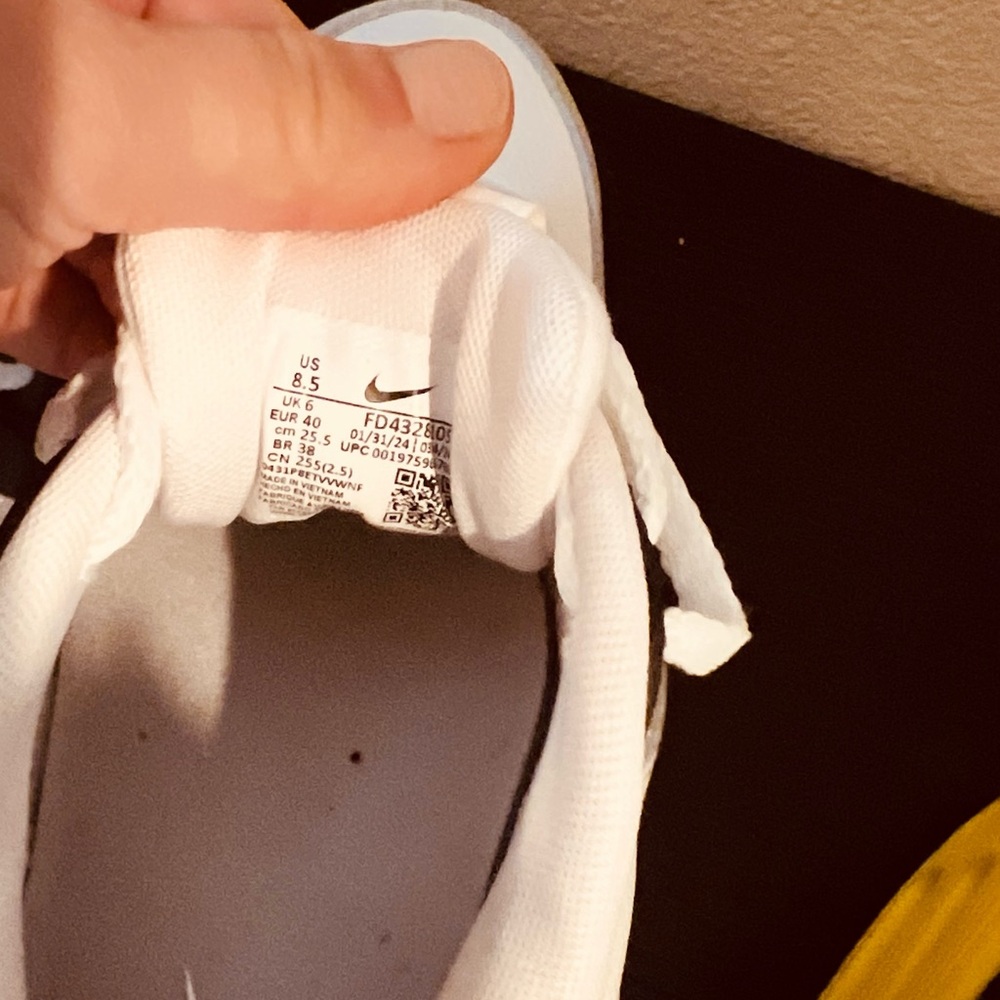 Nike Air Max 90 LV8 Sneakers. No tags but never worn . - Picture 6 of 6